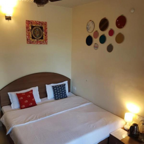 Aditya Homestay Bir-Billing surrounded by Mountains
